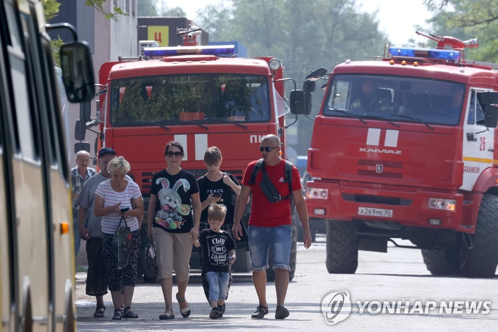 탄약고 폭발 이후 대피하는 크림반도 주민들