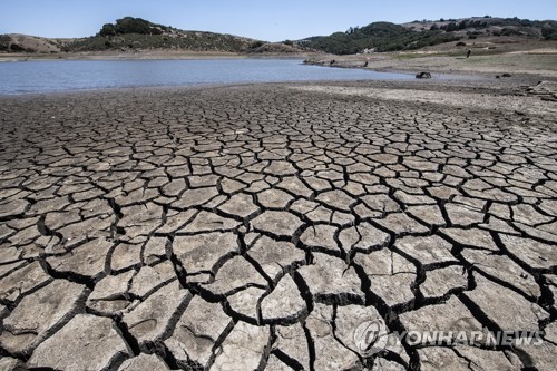 가뭄에 바닥이 갈라진 미국의 호수(기사와 직접 연관 없음)
