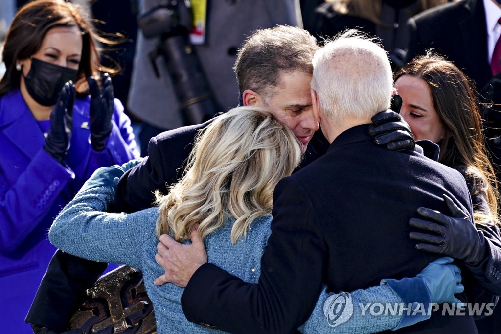 조 바이든 대통령과 포옹하는 헌터 바이든(중앙)