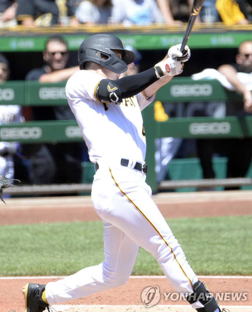 In this UPI photo, Park Hoy-jun of the Pittsburgh Pirates hits a solo home run against the San Francisco Giants in the bottom of the third inning of a Major League Baseball regular season game at PNC Park in Pittsburgh on June 19, 2022. (Yonhap)