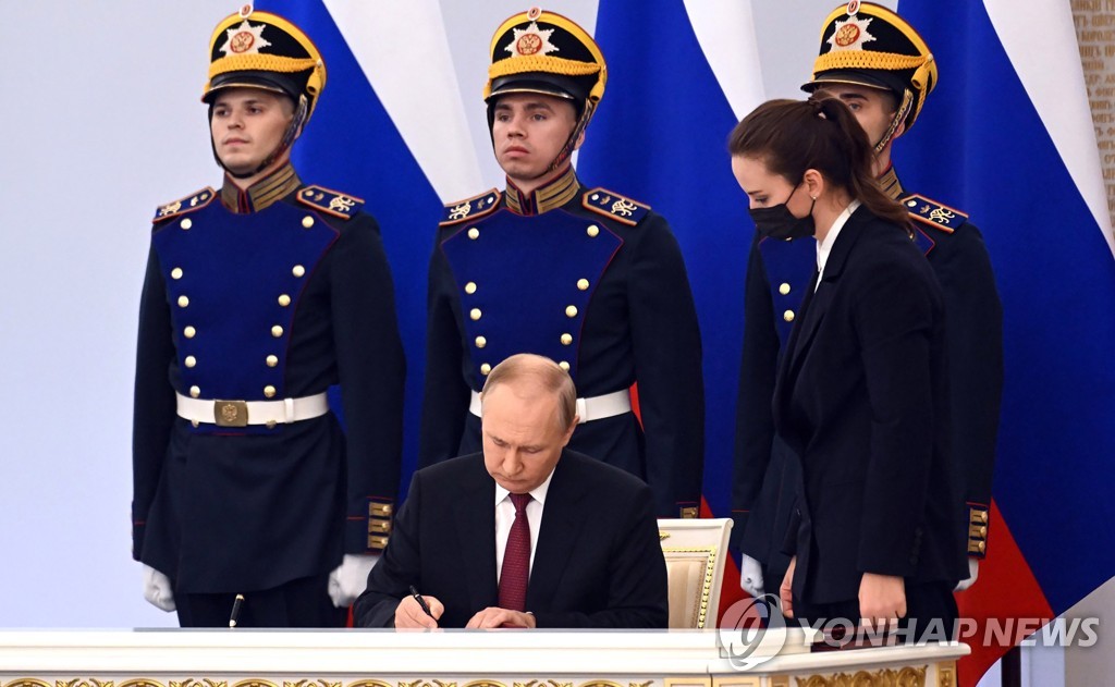 영토 합병 문서 서명하는 블라디미르 푸틴 러시아 대통령