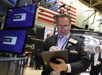 NYSE 입회장에서 일하는 트레이더의 모습