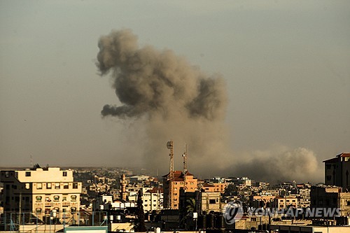 가자지구 라파에서 공습 후 연기가 피어오르는 모습
