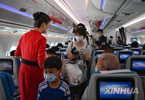 중국 항공기에 탑승하는 승객들