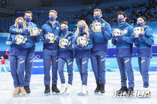 피겨 단체전 경기장 시상식에서 빙둔둔을 들고 기념 촬영하는 미국 대표팀