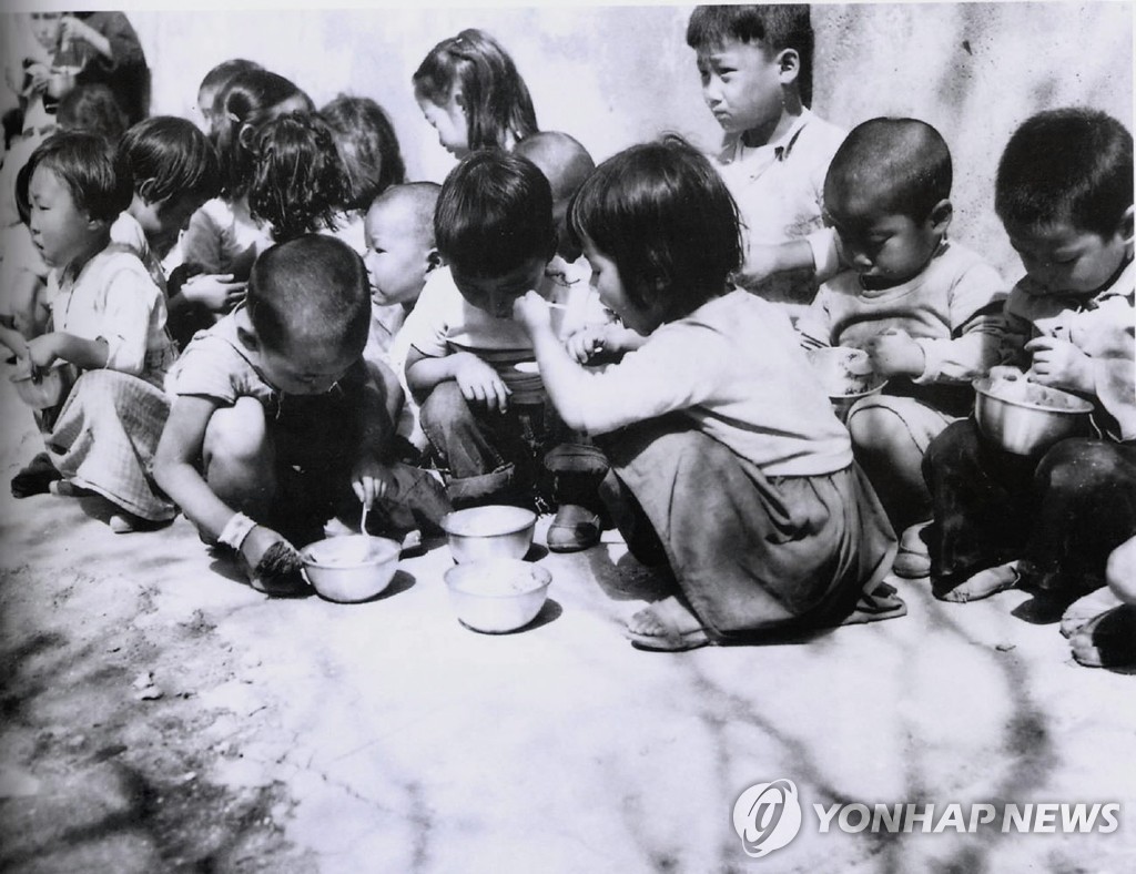 6.25 전쟁 중인 1952년 6월 봉사단체에서 나눠준 음식을 먹고 있는 어린이들