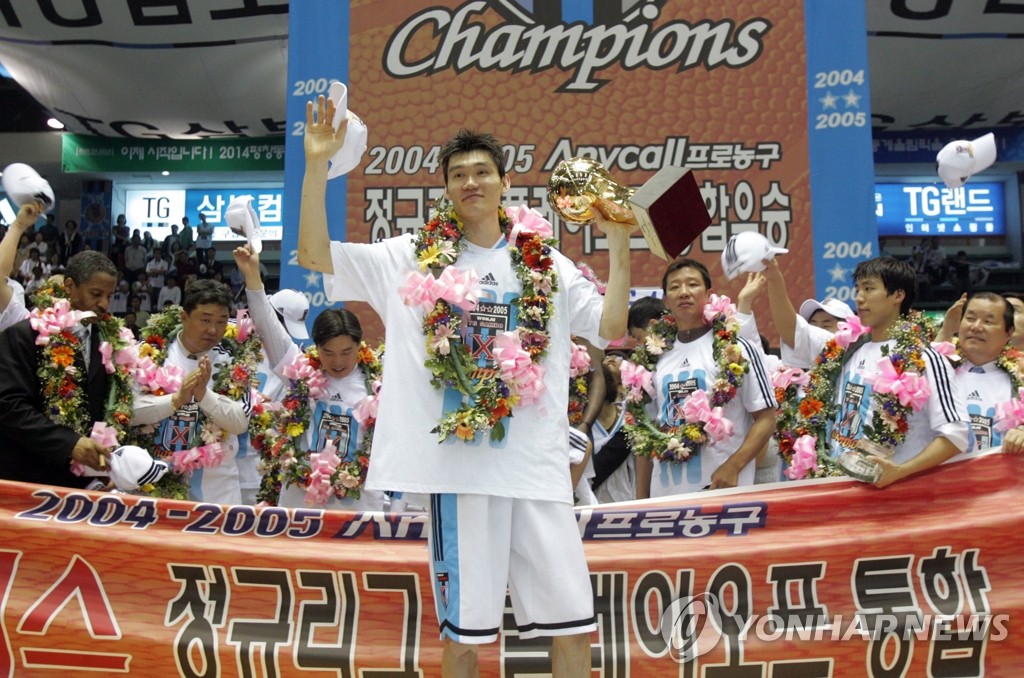 2005년 4월 우승한 TG삼보 김주성.