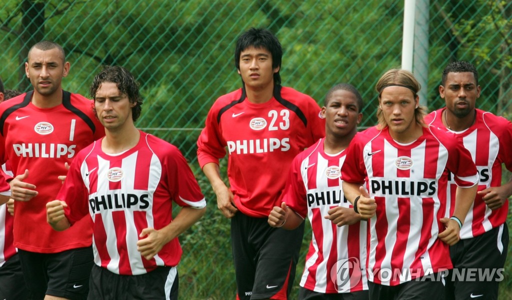 PSV 에인트호번 팀 훈련에 합류해 훈련하는 차기석(가운데)