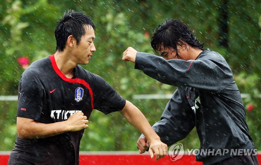 김남일(왼쪽)과 안정환이 지난해 2010 남아공 월드컵을 앞두고 축구대표팀에서 훈련을 하고 있다.<자료사진>