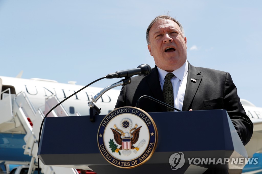 중동 방문 앞서 회견하는 마이크 폼페이오 국무장관