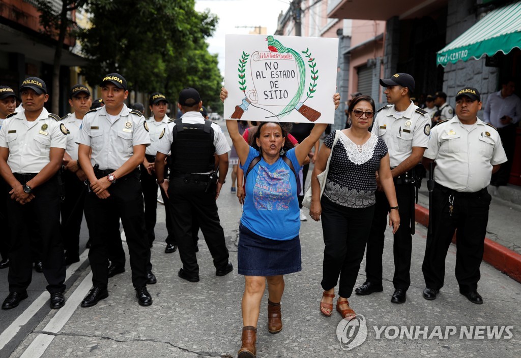 의회 앞에서 계엄령 반대 시위하는 시민