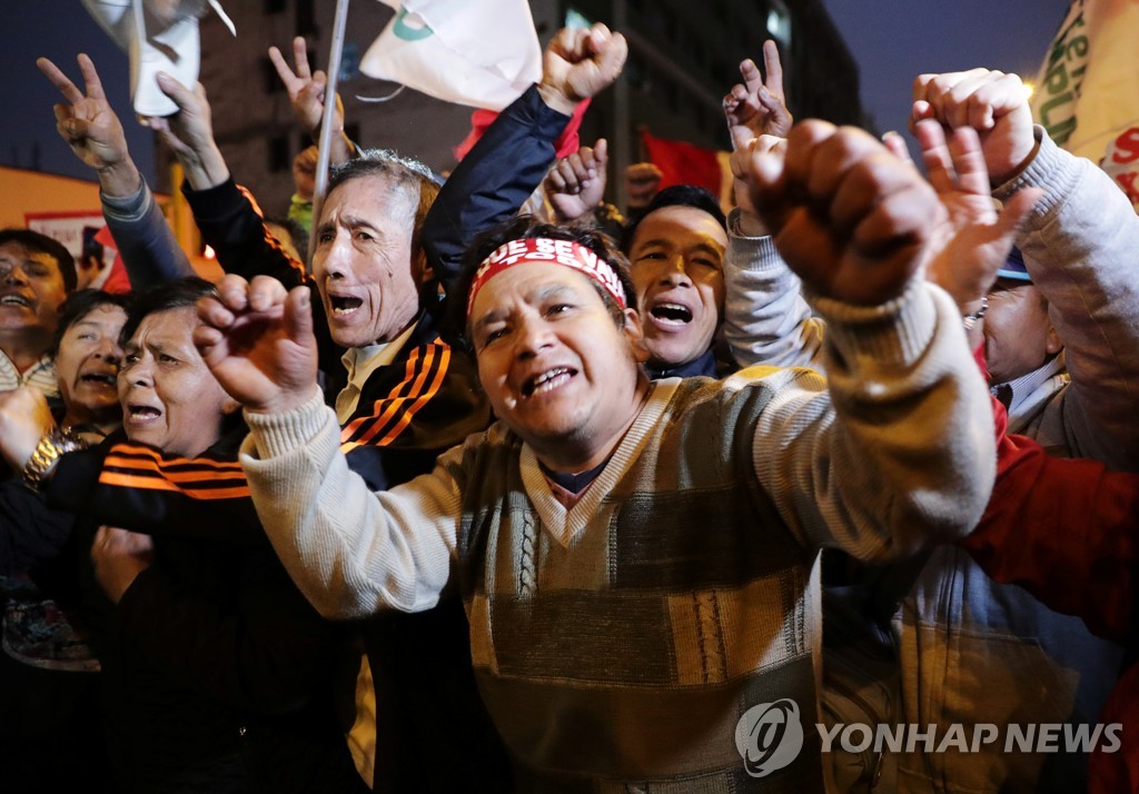 의회 해산 결정에 환호하는 대통령 지지자들