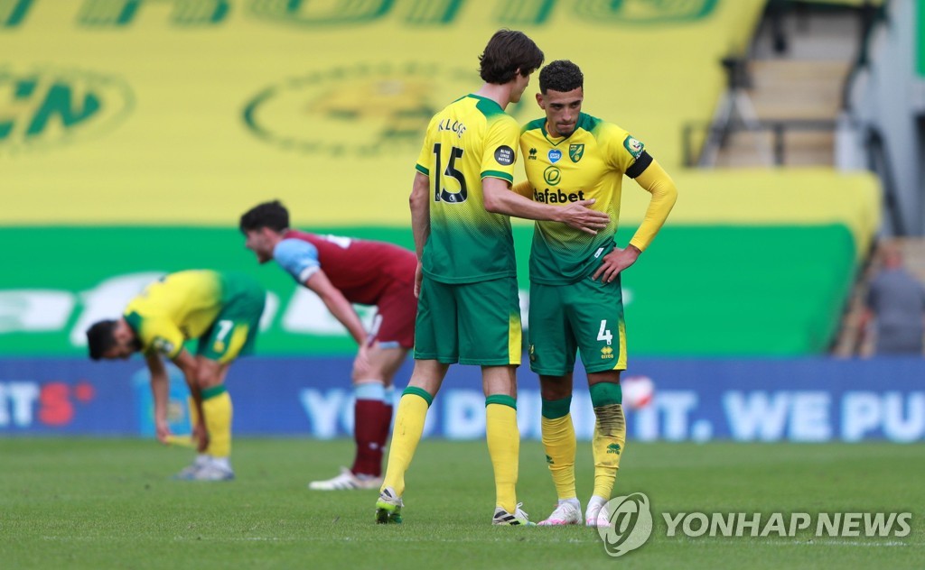 경기 마치고 아쉬워하는 노리치시티 선수들