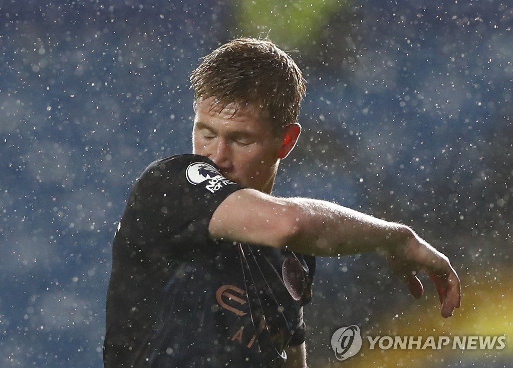 빗물 닦는 더브라위너