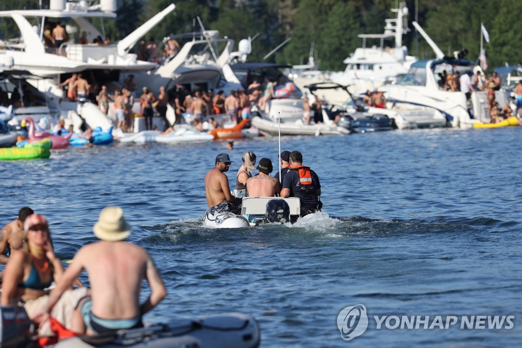 26일 미국 워싱턴주 시애틀 앤드루스 베이에서 시민들이 물놀이를 즐기고 있다.