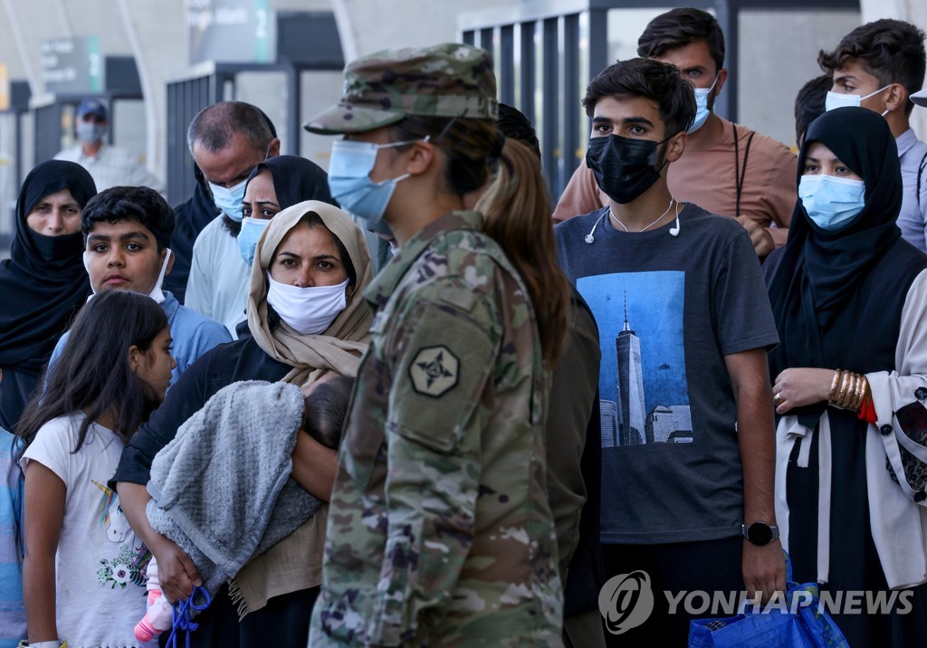 미국 덜레스 공항에 도착한 아프간 난민들 [로이터=연합뉴스]