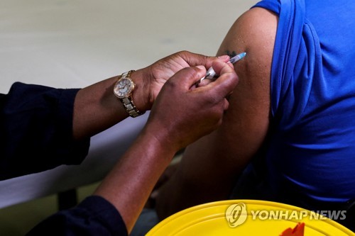 남아공 연구진 "오미크론, 백신 미접종자도 증세 덜 심각"