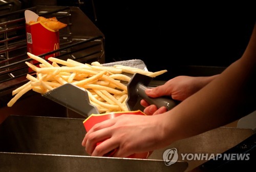 2018년 일본 맥도날드에서 감자튀김을 담는 직원
