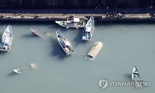 쓰나미 관측된 일본…침몰한 작은 배