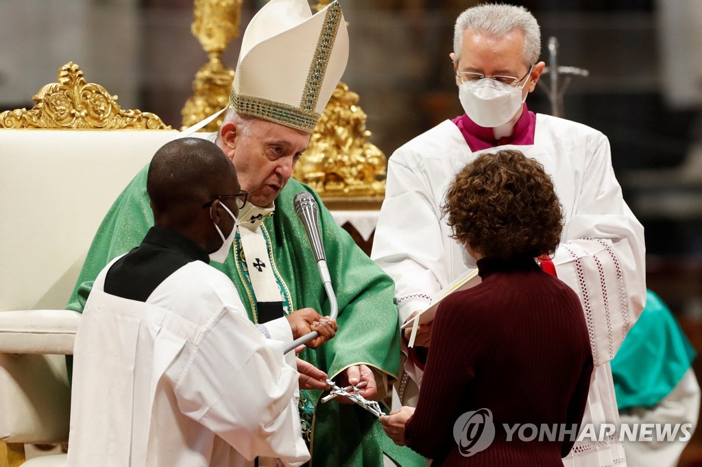 평신도 직무 수여 예식 집례하는 프란치스코 교황