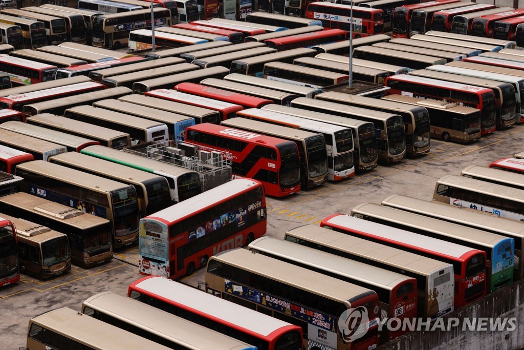 (로이터=연합뉴스) 3일 홍콩의 버스회사 KMB의 차고지에 버스들이 주차된 모습. 