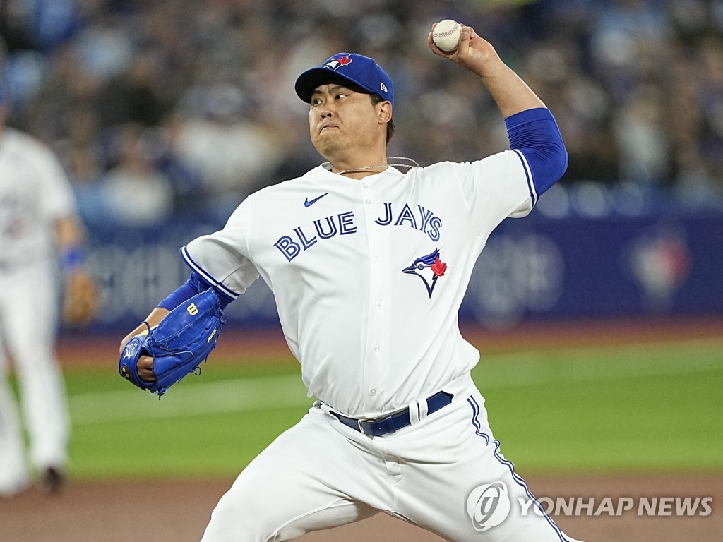 In this USA Today Sports photo via Reuters, Ryu Hyun-jin of the Toronto Blue Jays pitches against the Texas Rangers in the top of the first inning of a Major League Baseball regular season game at Rogers Centre in Toronto on April 10, 2022. (Yonhap)