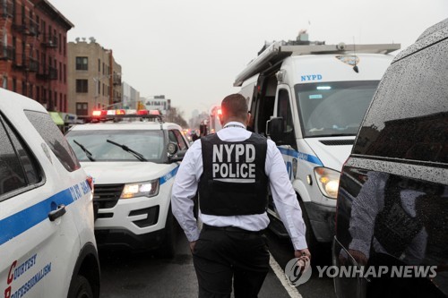 총격사고가 발생한 지하철 역 인근에 출동한 뉴욕 경찰