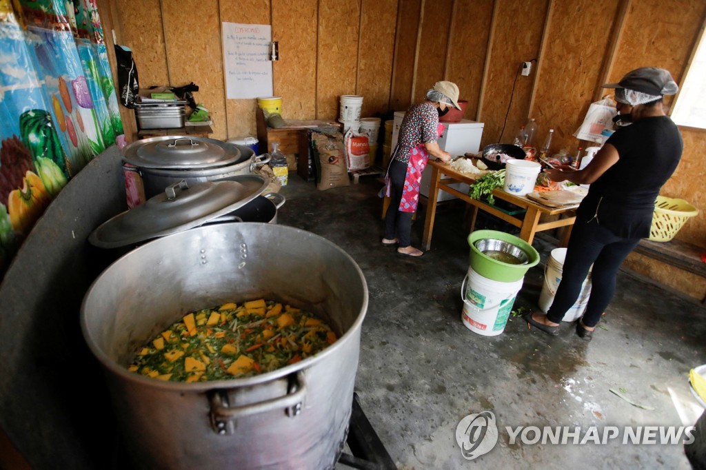 서민들을 위한 식사를 준비하는 페루 리마 빈민촌의 한 급식소