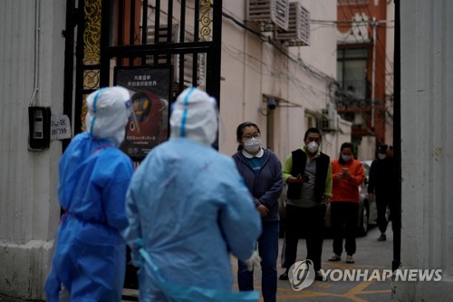 (로이터=연합뉴스) 봉쇄 중인 중국 상하이시에서 지난 16일 주민들이 핵산 검사를 받기 위해 줄 서 있는 모습. 2022.4.17.