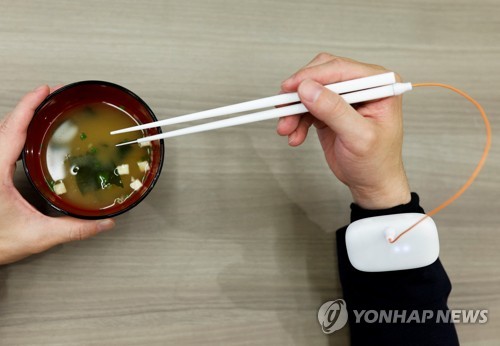 "소금 안 쳐도 돼요"…일본서 '짠맛' 더해주는 젓가락 발명