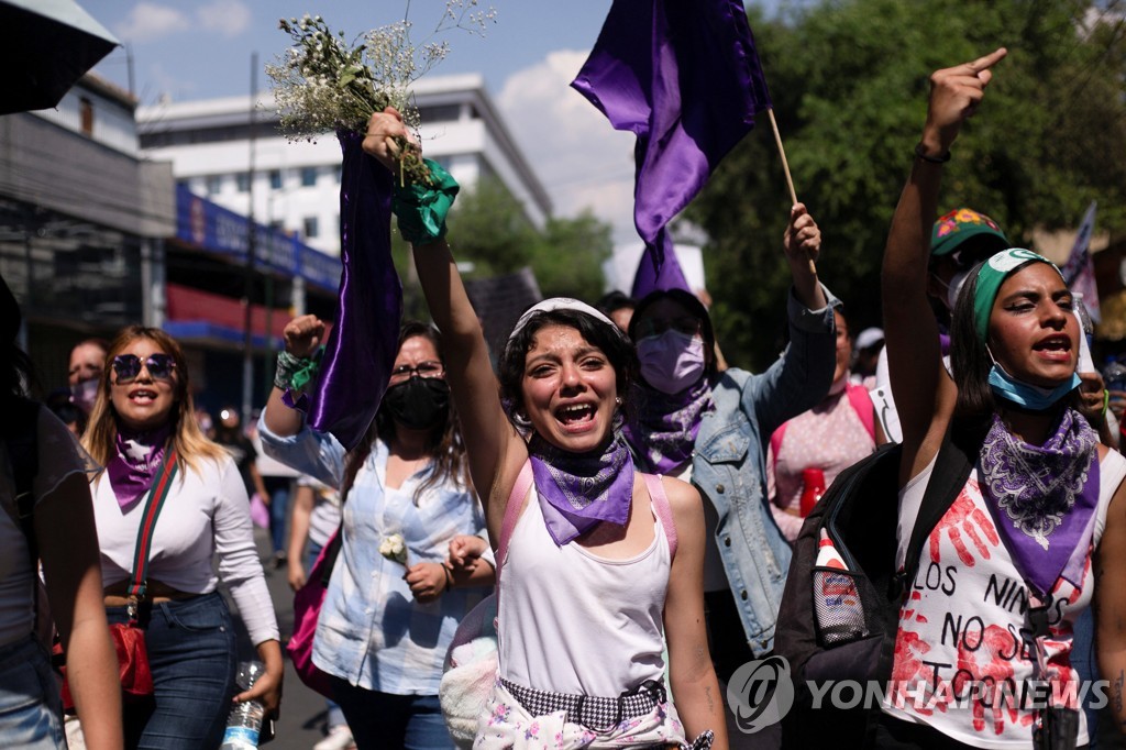 지난 24일(현지시간) 여성살해 피해자들을 위한 정의 구현을 요구하는 멕시코시티 시위대