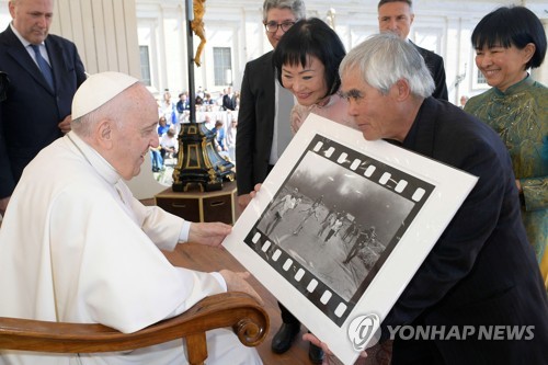 지난달 프란치스코 교황에게 '네이팜탄 소녀' 사진 복사본을 전달한 두 사람