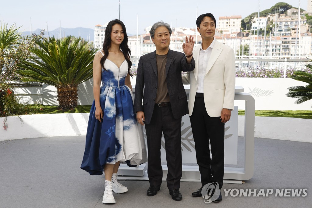 In this Reuters photo, Korean director Park Chan-wook (C) and cast members Park Hae-il (R) and Tang Wei of "Decision to Leave" pose during a photocall session at the 75th Cannes Film Festival in Cannes, France, on May 24, 2022. (Yonhap)