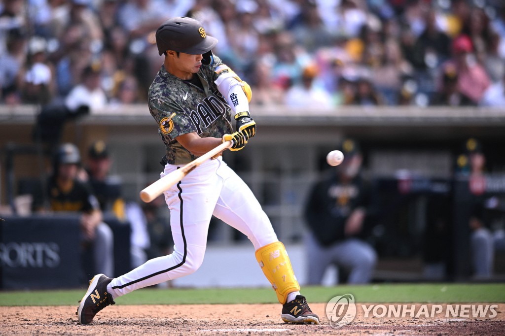 In this USA Today Sports photo via Reuters, Kim Ha-seong of the San Diego Padres hits a single against the Pittsburgh Pirates during the bottom of the eighth inning of a Major League Baseball regular season game at Petco Park in San Diego on May 29, 2022. (Yonhap)