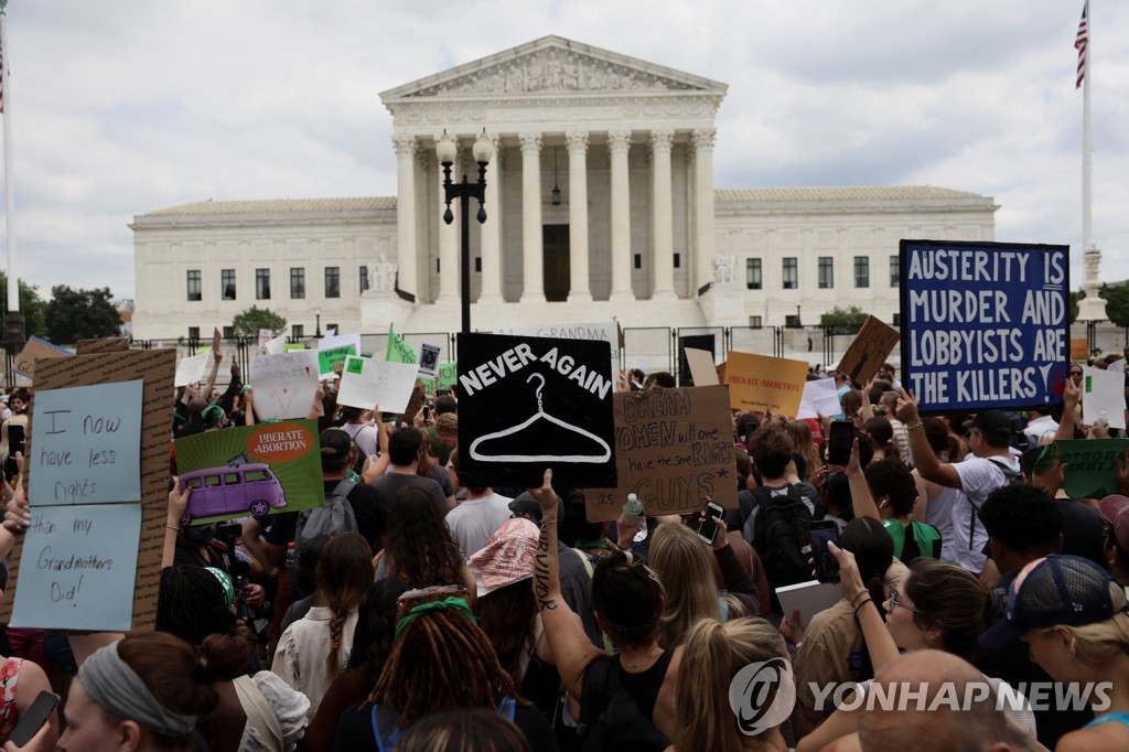 낙태권 판결 파기에 항의하는 미 대법원 앞 시위대