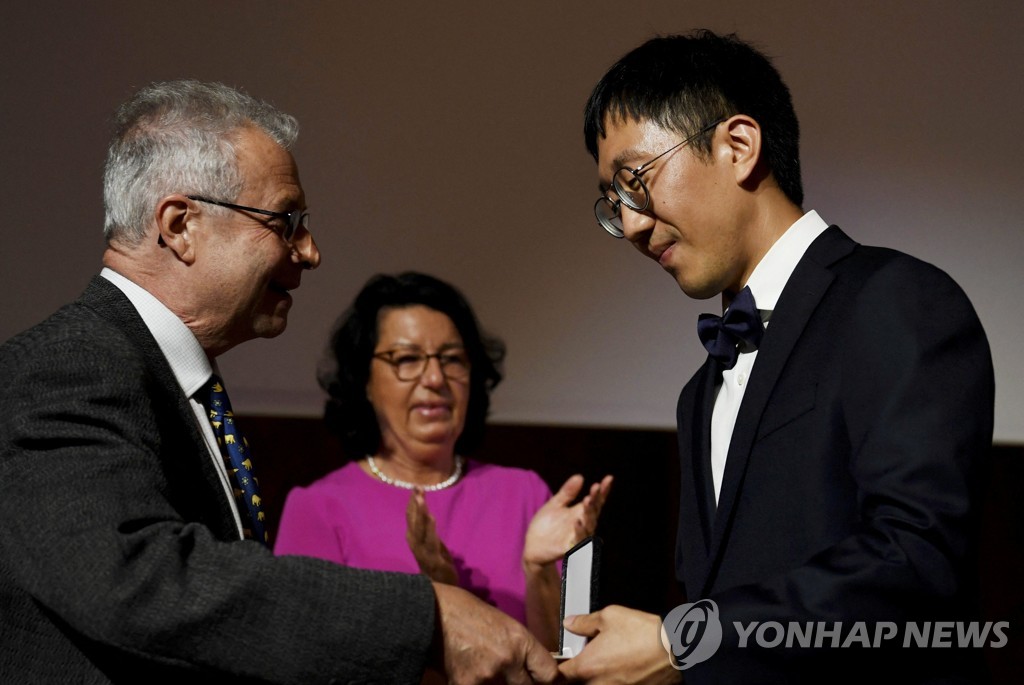 고교 자퇴 수포자 ′수학 노벨상′ 받다…허준이 교수, 필즈상 수상