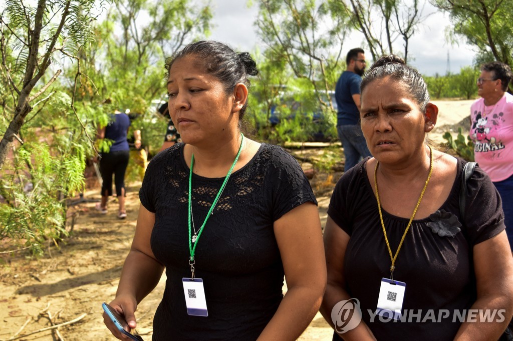 멕시코 매몰 광부 생환 기다리는 가족들 
