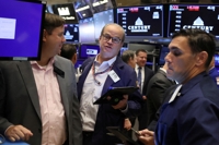 NYSE 입회장에 트레이더들의 모습