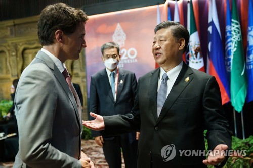 쥐스탱 트뤼도 캐나다 총리와 대화하는 시진핑 중국 국가주석