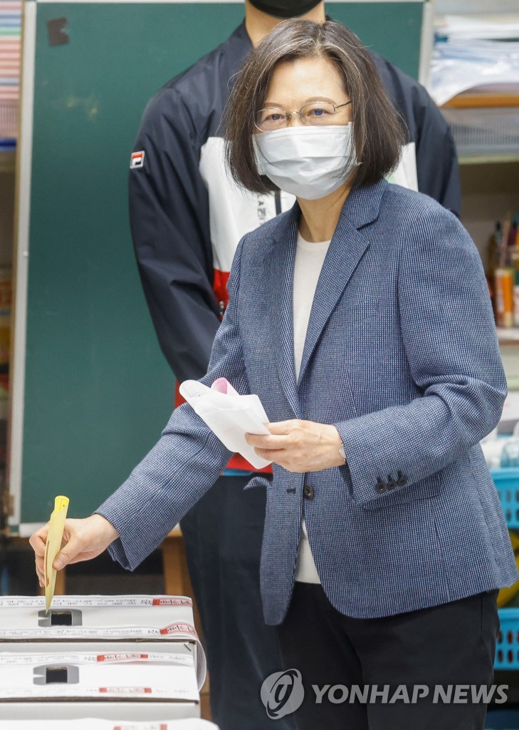 26일 지방선거에서 투표하는 차이잉원 대만 총통