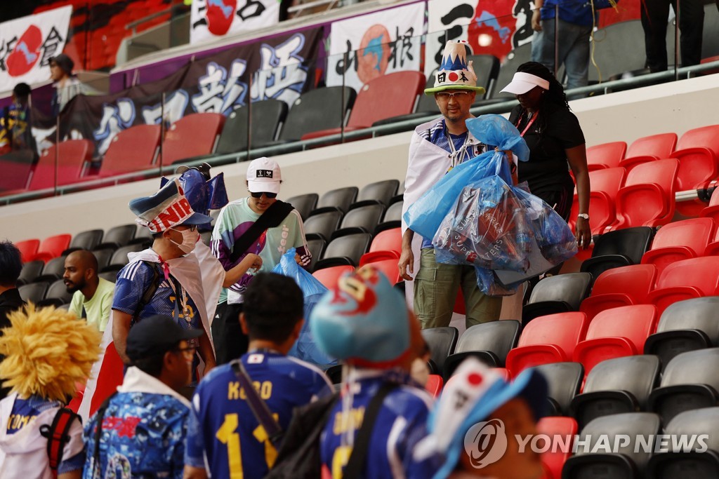 경기장 청소하는 일본 팬들. 