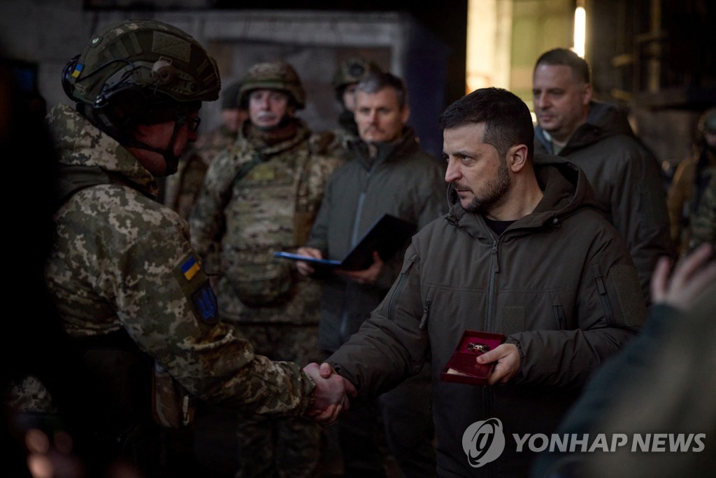 동부 격전지 바흐무트 방문한 젤렌스키 우크라이나 대통령