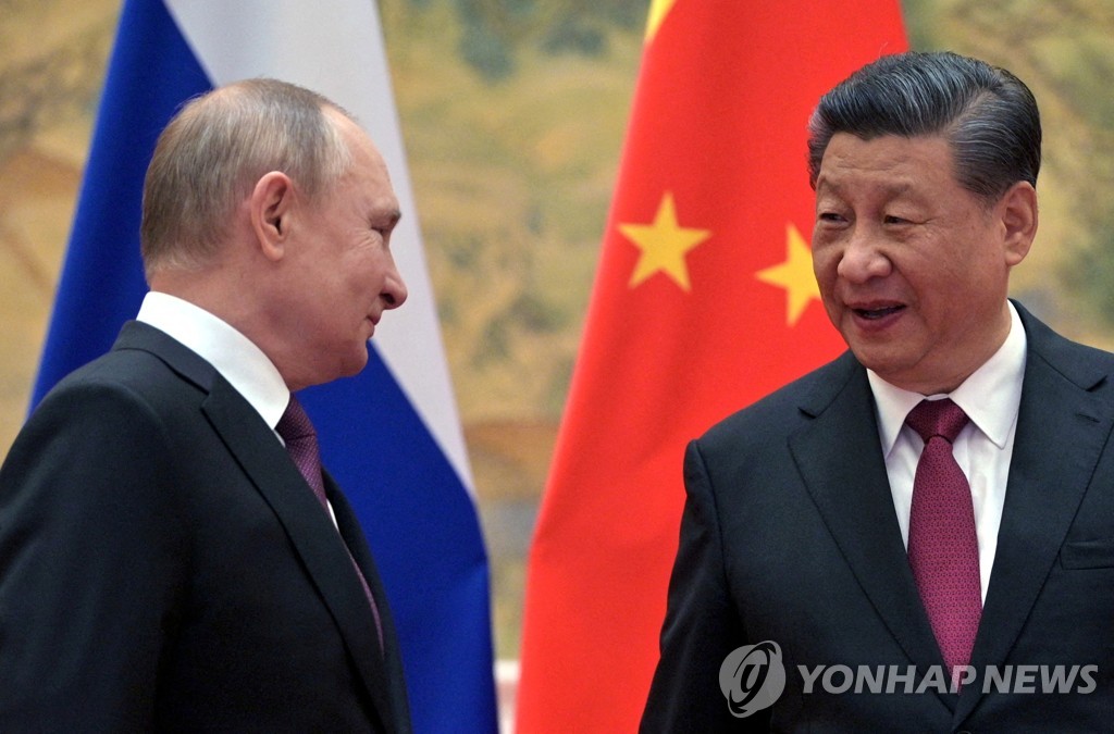 시진핑 중국 국가주석(오른쪽)과 블라디미르 푸틴 러시아 대통령이 작년 4월 베이징에서 만나 미소 짓는 모습