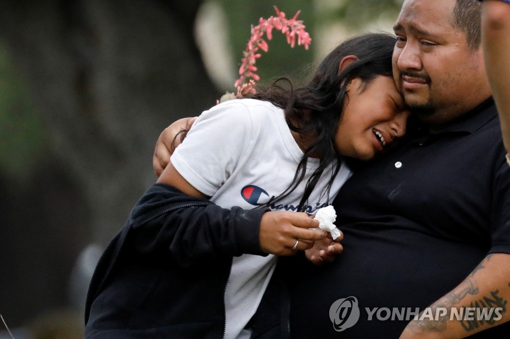 총기난사가 발생한 텍사스 유밸디의 초교 주변에서 오열하는 주민들