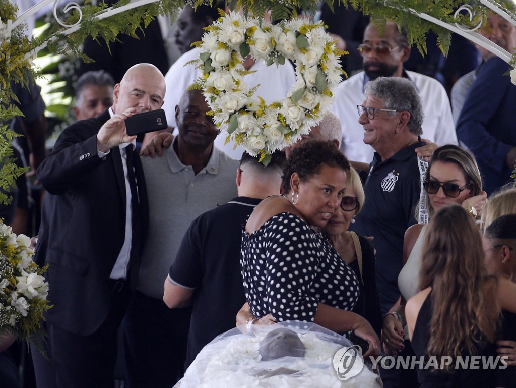 펠레 장례식에서 셀피 찍는 인판티노 FIFA 회장(왼쪽)