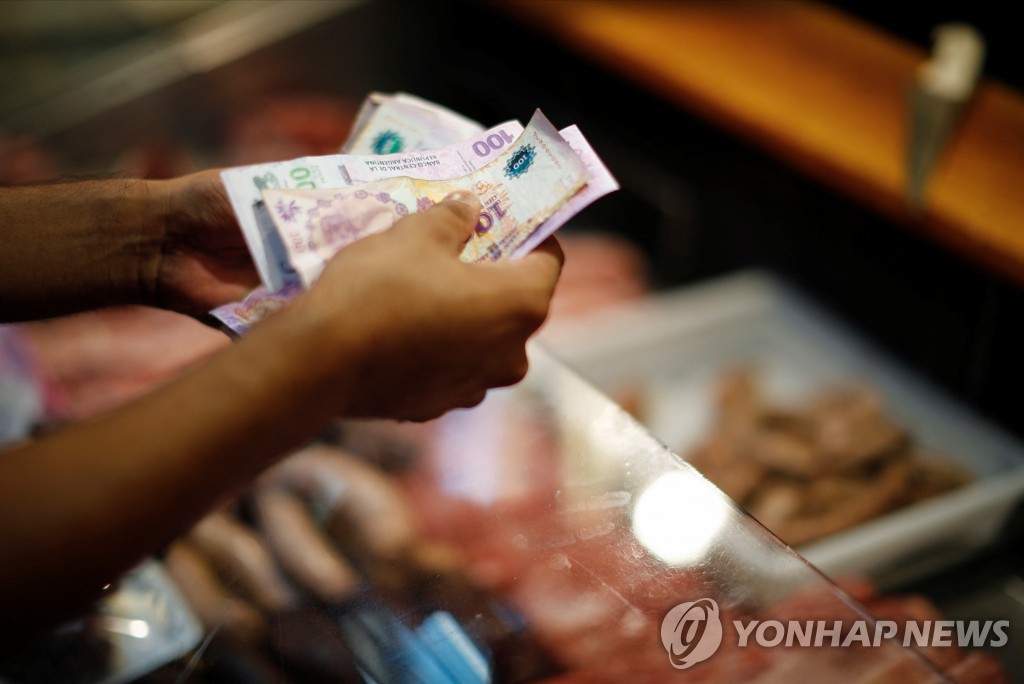 고깃값 지불하는 아르헨티나 주민