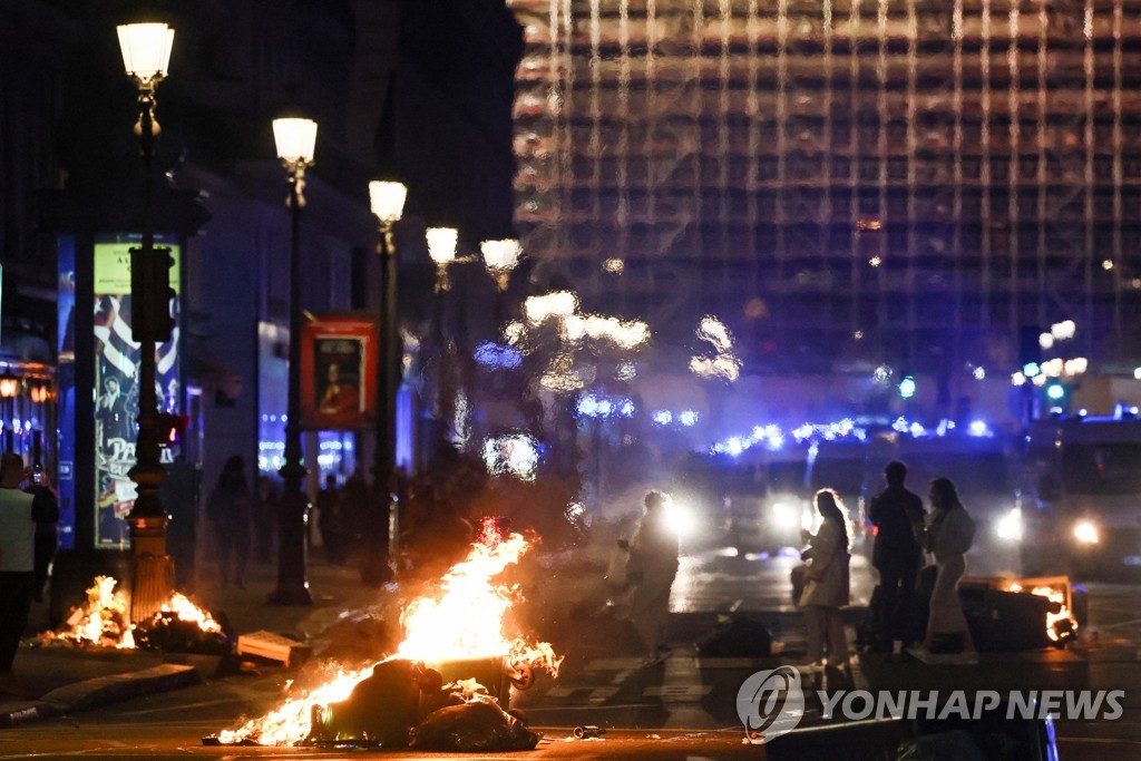 프랑스 파리 오페라 가르니에 앞에서 불타는 쓰레기들