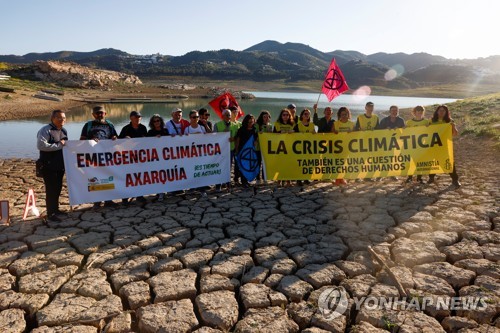 '세계 물의 날'...갈라진 스페인 강가에서 기후변화 항의