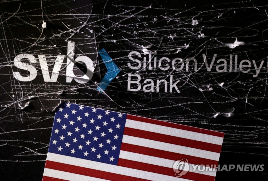 실리콘밸리은행(SVB) 로고와 미국 성조기