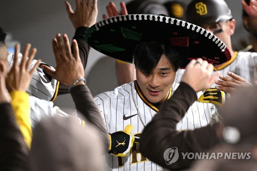 김하성 결승 스리런 홈런 작렬…MLB 통산 100타점 돌파(종합2보)